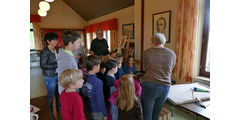 Vorschulkinder in der „Galerie“ von Stadtpfarrer Kowal (Foto: Karl-Franz Thiede)